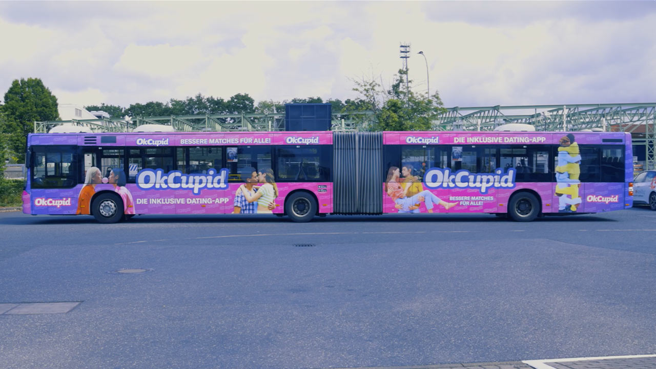 OKCupid: Pinker Bus der masterplan Kampagne.