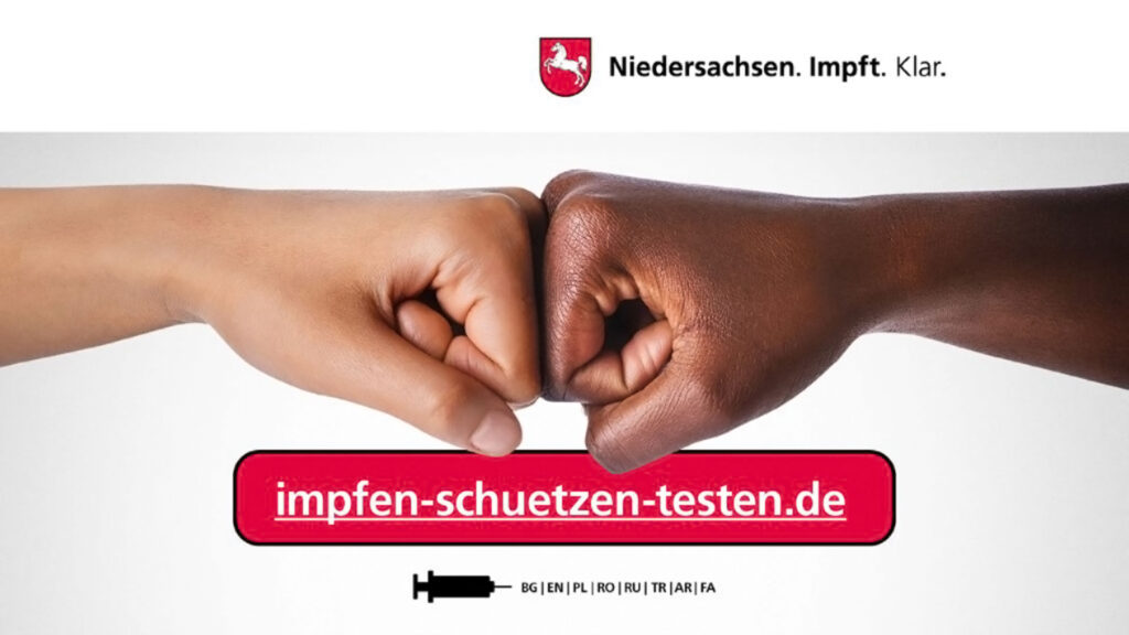 masterplan-Kampagne Niedersachsen impft. Zwei Fäuste sind kollegial aneinander.
